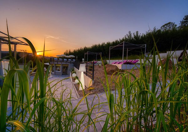 Saunagarten mit Panoramasauna im Spahotel Saunagarten im Wellnesshotel im Bayerischen Wald